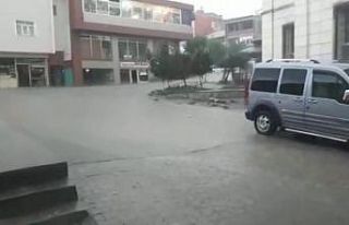 Tuzluca’da sağanak yağış cadde ve sokakları...