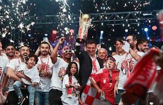 Ümraniyespor şampiyonluk zaferini coşkuyla kutladı