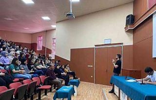 Üniversitede İngilizce kursu tanıtımı gerçekleştirdi