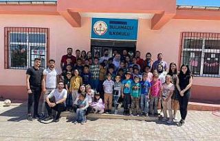 Üniversiteli gençlerden minik öğrencilere destek