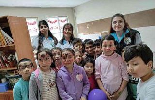 Üniversiteliler kendi harçlıklarıyla okul boyadı