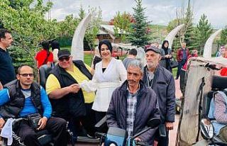 Ünlü halk müziği sanatçısı engellilerle bir...