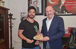 Ünlü sanatçı Yusuf Güney’den Kuyucak incirine...