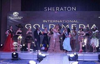 Ünlülerin moda tasarımcısı Bayur, defilesiyle...