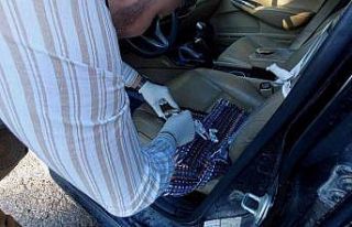 Uyuşturucu tacirlerine otomobilde baskın