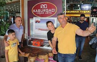 Uzaya gönderilen kebap ile fotoğraf çektirme kuyruğu