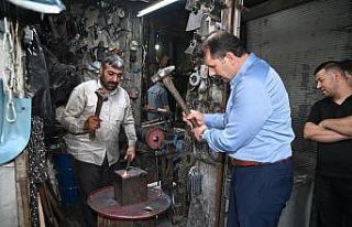 Vali Ayhan demir dövüp bakıra şekil verdi