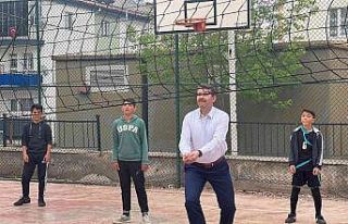 Vali Ayhan öğrencilerle voleybol oynadı
