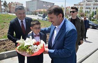Vali Ayhan veda turlarında