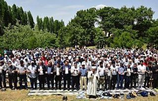 Vali Kızılkaya vatandaşlarla birlikte ellerini...