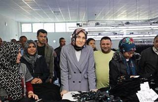 Vali Kübra Yiğitbaş, tekstilde çalışan bayanları...