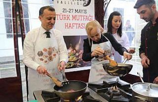 Vali Taşbilek önlük giyerek mutfağa girdi, Hünkar...