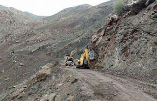 Van Büyükşehir Belediyesinden yol onarım çalışması