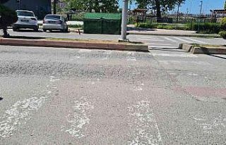 Vatandaşlar silinen yol çizgilerinin yenilenmesini...