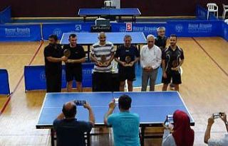 Veteranlar masa tenisinde kıyasıya yarıştı