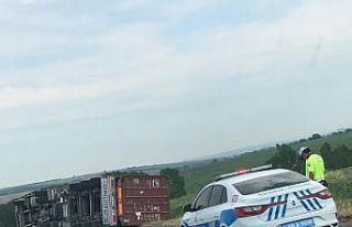 Virajı alamayan tır devrildi