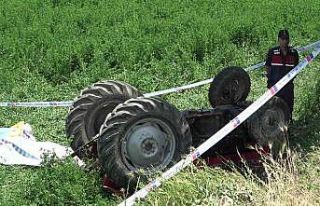 Virajı alamayan traktördeki 2 çiftçi hayatını...