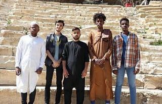 Yabancı uyruklu öğrenciler antik kente hayran kaldı