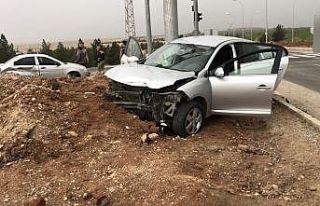 Yağmurda kayganlaşan yol kazayı beraberinde getirdi:...