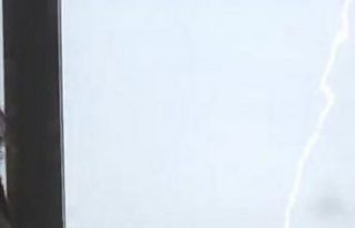 Yağmuru çekerken binanın üzerine yıldırım düştü