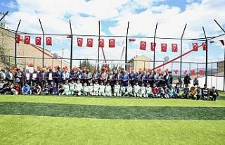 Yahyalı’daki okullara kazandırılan halı sahalar...