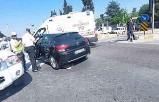 Yalova’da hasta taşıyan ambulans ile otomobil...