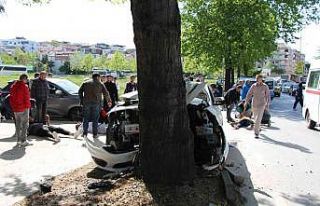 Yalova’da kontrolden çıkan otomobil ağaca çarptı:...