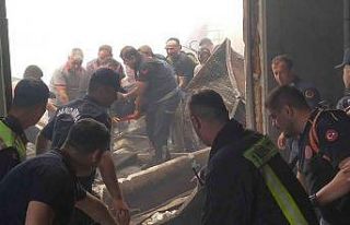 Yanan fabrikadaki çökmede 1 itfaiyeci enkaz altında...