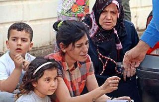 Yangında 2 çocuğu dumandan etkilenen anne gözyaşlarını...