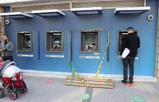 Yanında taşıdığı bankla ATM’yi parçaladı