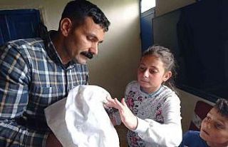 Yaralı baykuşu baba-kız tedavi etti