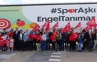 Yardım tırı Türk bayraklarıyla karşılandı