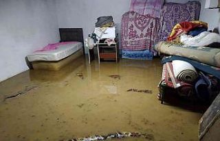 Yarım saat süren yağmur cadde ve sokakları göle...