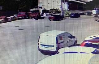 Yaşlı kadının kamyonetin altında kaldığı anlar...