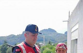 Yavru kumrulara jandarmadan yardım eli