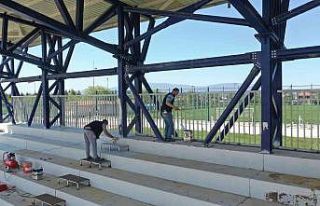 Yedek stadın tribünleri boyanıyor