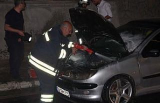 Yeni aldığı otomobili seyir halindeyken yandı