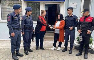 Yerde bulduğu 16 bin lira ve 900 doları sahibine...