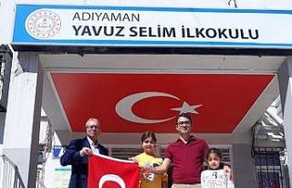 Yere düşen bayrağı yıkayıp yeniden okula teslim...