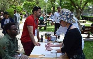 Yerli ve yabancı öğrenciler bir araya gelip resim...