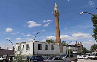 Yıkımı durdurulan caminin akıbeti merak konusu...