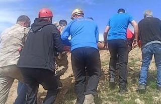 Yol düzeltme çalışması yapan iş makinesi uçurumdan...