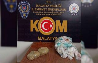 Yolcu otobüsünde esrar ile cinsel içerikli ürün...