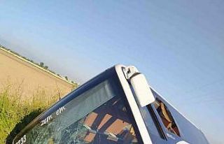 Yoldan çıkan midibüs yan yattı: 4 yaralı