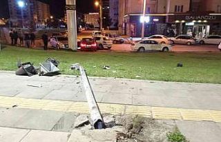 Yoldan çıkıp park halindeki araca çarptı, kazaya...