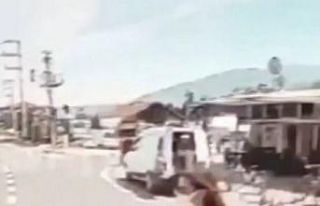 Yolun karşısına geçmeye çalışırken araç çarptı,...