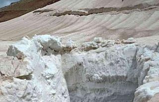 Yüksekova’da Mayıs ayına rağmen 5 metrelik kar...