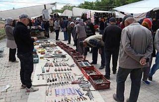 Yunus Emre’yi anma gününde vatandaşlar tezgahlara...