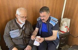 Zabıta ekipleri pazaryerinde bulduğu para dolu çantayı...