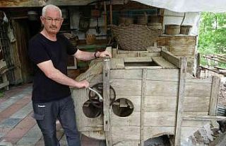 130 yıllık ahşap harman makinesine gözü gibi...